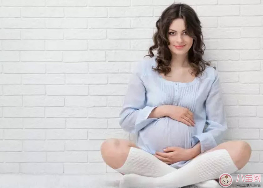 臍帶繞頸與撫摸肚皮有關系嗎 孕婦頻繁摸肚子對胎兒有影響嗎 臍帶繞頸與撫摸肚皮有關系嗎 孕婦頻繁摸肚子對胎兒有影響嗎