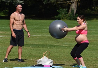 懷孕9個月的準(zhǔn)媽媽舉杠鈴 雙胞胎媽媽做深蹲裝備順產(chǎn)