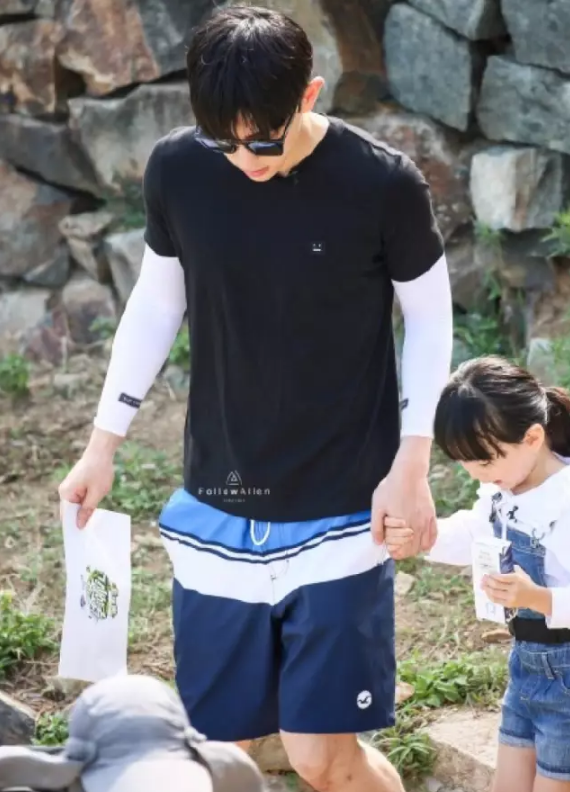 鄧倫《爸爸去哪兒》實習奶爸表現 東北萌娃與鄧倫配合默契嗎? 鄧倫《爸爸去哪兒》實習奶爸表現 東北萌娃與鄧倫配合默契嗎?