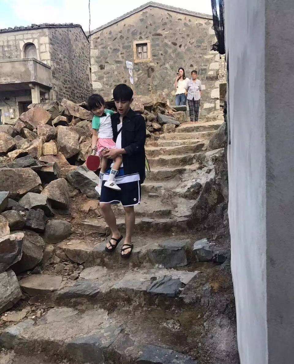 鄧倫《爸爸去哪兒》實習奶爸表現 東北萌娃與鄧倫配合默契嗎? 鄧倫《爸爸去哪兒》實習奶爸表現 東北萌娃與鄧倫配合默契嗎?