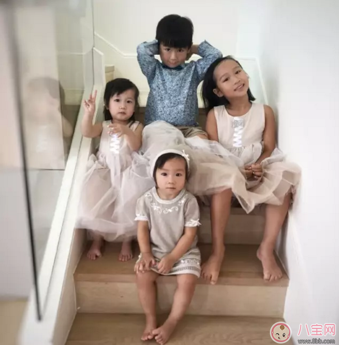 陳浩民帶全家開趴孩子穿巨型拖鞋 如何給寶寶選鞋子 陳浩民帶全家開趴孩子穿巨型拖鞋 如何給寶寶選鞋子