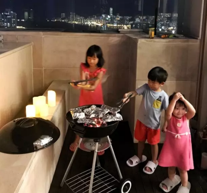 陳浩民帶全家開趴孩子穿巨型拖鞋 如何給寶寶選鞋子 陳浩民帶全家開趴孩子穿巨型拖鞋 如何給寶寶選鞋子