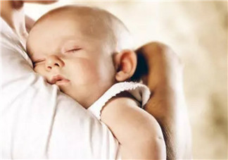 媽媽摟著寶寶睡好嗎 摟著寶寶睡覺有哪些影響