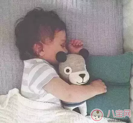 帶娃做家務兩不耽誤 孩子黏自己做家務方法 帶娃做家務兩不耽誤 孩子黏自己做家務方法