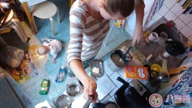 帶娃做家務兩不耽誤 孩子黏自己做家務方法 帶娃做家務兩不耽誤 孩子黏自己做家務方法