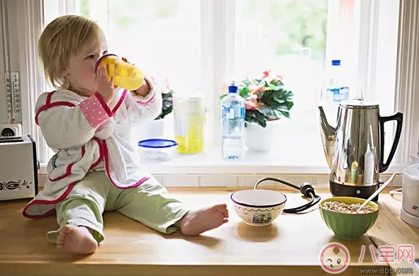 帶娃做家務兩不耽誤 孩子黏自己做家務方法 帶娃做家務兩不耽誤 孩子黏自己做家務方法