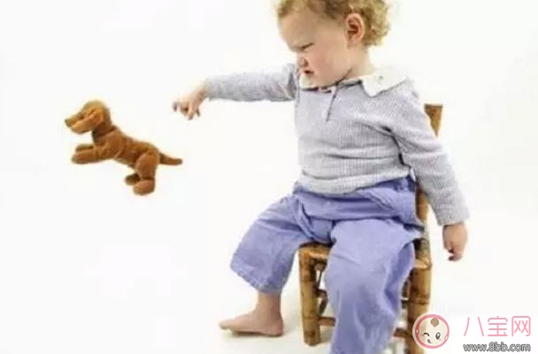 寶寶喜歡扔東西是脾氣不好嗎 2歲半寶寶喜歡扔東西怎么辦
