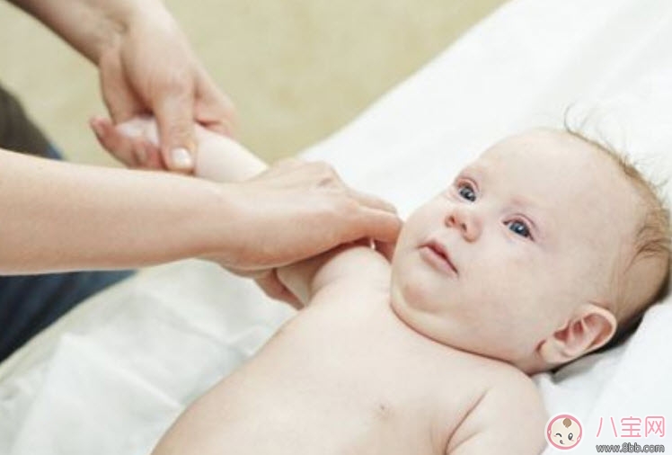 嬰兒被動操姿勢步驟圖解 寶寶做被動操有哪些注意事項 嬰兒被動操姿勢步驟圖解 寶寶做被動操有哪些注意事項