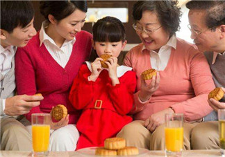 中秋節寶寶吃月餅有講究  寶寶吃月餅注意事項