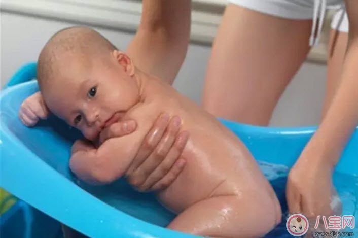 秋天怎么給寶寶洗澡不著涼 寶寶洗澡不著涼小竅門有哪些 秋天怎么給寶寶洗澡不著涼 寶寶洗澡不著涼小竅門有哪些