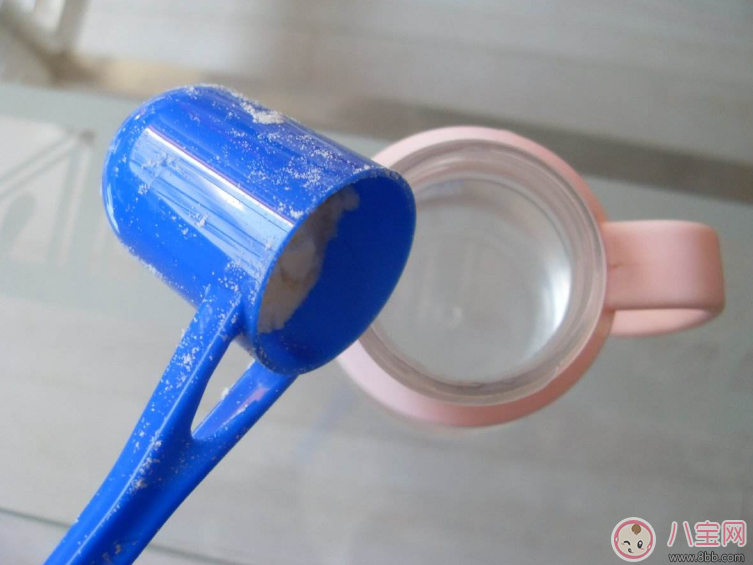 給孩子沖奶用冷水 這一定不是親媽 給孩子沖奶用冷水 這一定不是親媽