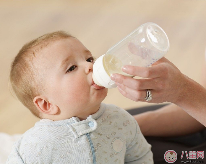 給孩子沖奶用冷水 這一定不是親媽 給孩子沖奶用冷水 這一定不是親媽