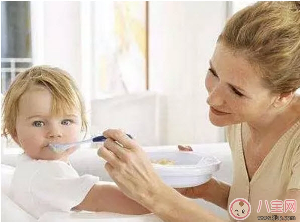 寶寶吃飯含在嘴里不咽是怎么回事 寶寶喜歡含飯不吞飯怎么辦