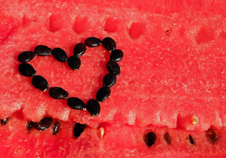 寶寶夏天吃西瓜要注意什么 0-1歲寶寶吃西瓜注意事項