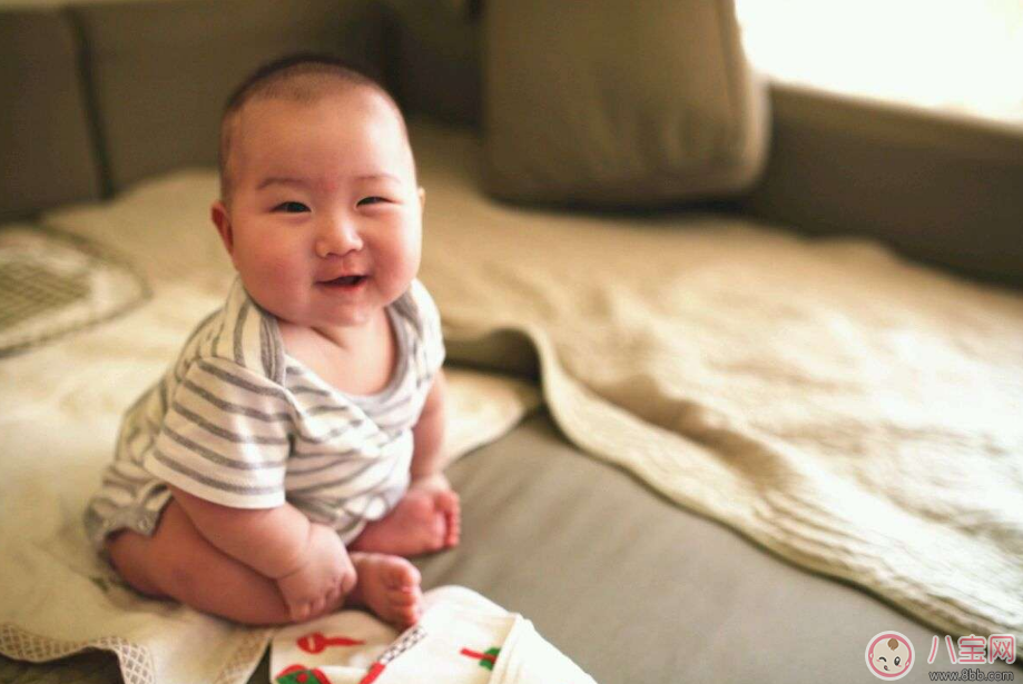 寶寶嘴唇干干的怎么辦 夏天孩子吹空調怎么保濕 寶寶嘴唇干干的怎么辦 夏天孩子吹空調怎么保濕