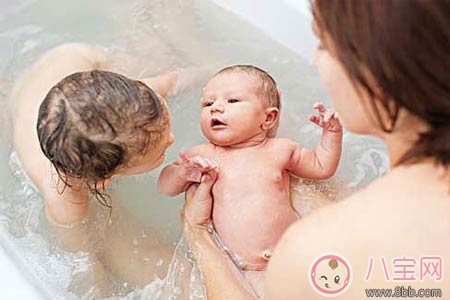 2017三伏天新生兒洗澡攻略 注意事項有哪些 2017三伏天新生兒洗澡攻略 注意事項有哪些