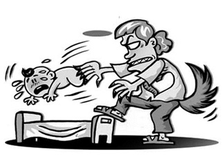 月嫂給嬰兒喂奶拎在半空中晃 照顧孩子到底應不應該請月嫂