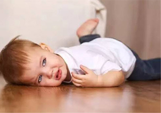 孩子墜床了怎么處理 小孩子從床上掉下來怎么辦