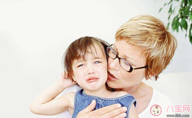 孩子被狗嚇到了怎么辦 孩子怕狗解決方法