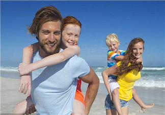 汪涵愛妻楊樂樂牽3歲小沐沐出行 國慶節出行小心孩子安全隱患