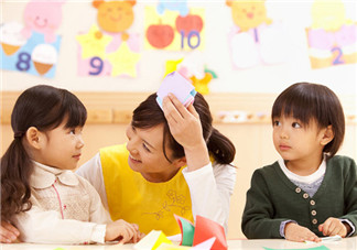 怎么讓孩子適應幼兒園 幫助孩子適應幼兒園的方法有哪些