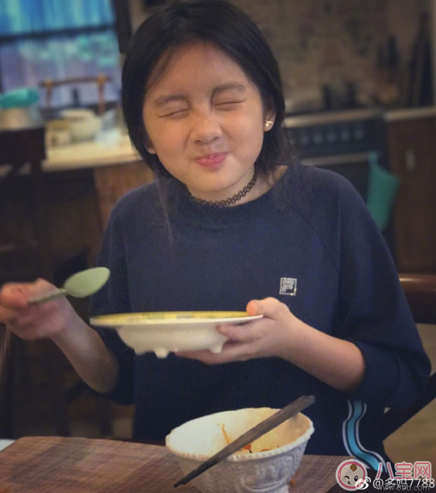 黃多多吃飯超享受 網友卻只關注她帶耳釘和choker 黃多多吃飯超享受 網友卻只關注她帶耳釘和choker