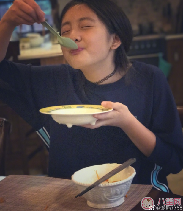 黃多多吃飯超享受 網友卻只關注她帶耳釘和choker 黃多多吃飯超享受 網友卻只關注她帶耳釘和choker