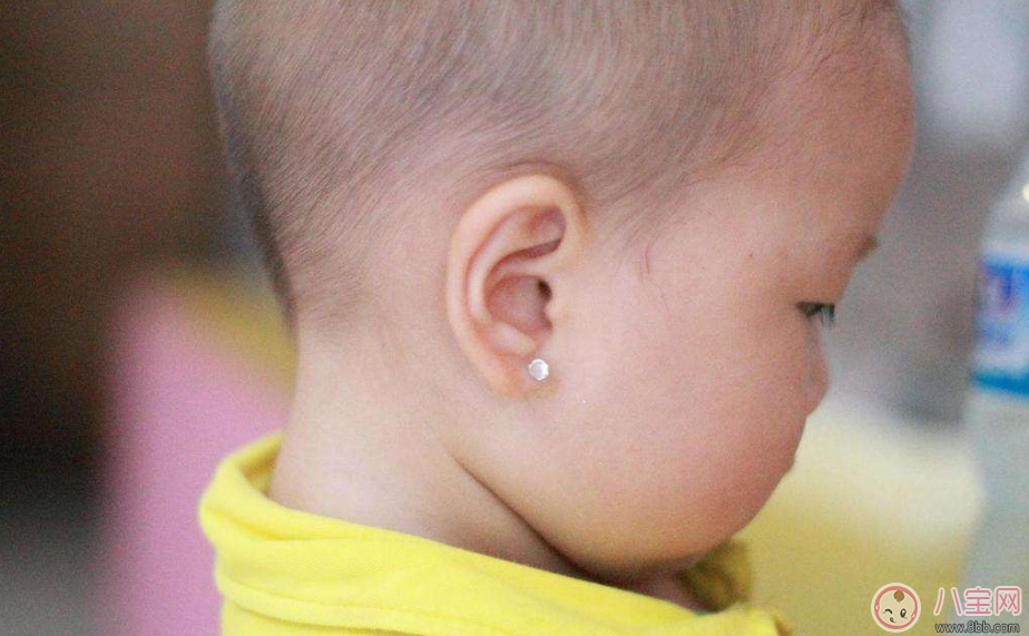 黃多多吃飯超享受 網友卻只關注她帶耳釘和choker 黃多多吃飯超享受 網友卻只關注她帶耳釘和choker