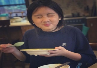 黃多多吃飯超享受 網友卻只關注她帶耳釘和choker