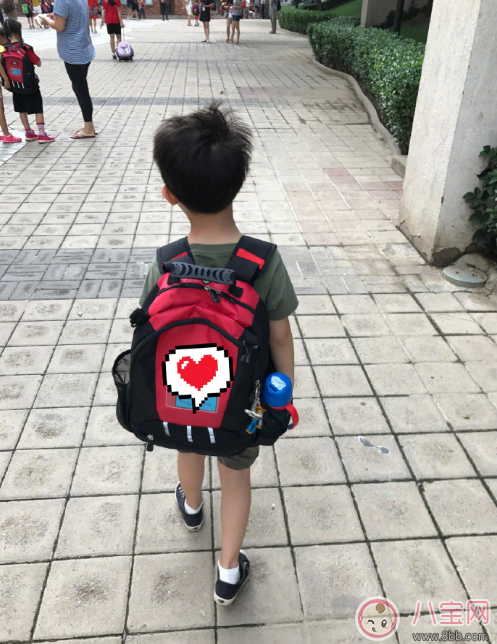 安吉上學(xué)了眼睛居然有點(diǎn)濕潤 安吉上學(xué)去的哪個學(xué)校 安吉上學(xué)了眼睛居然有點(diǎn)濕潤 安吉上學(xué)去的哪個學(xué)校