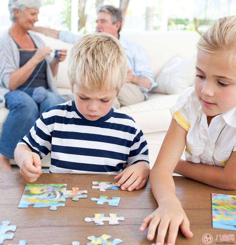 寶寶愛玩拼圖好處多 提升智力強化邏輯 寶寶愛玩拼圖好處多 提升智力強化邏輯