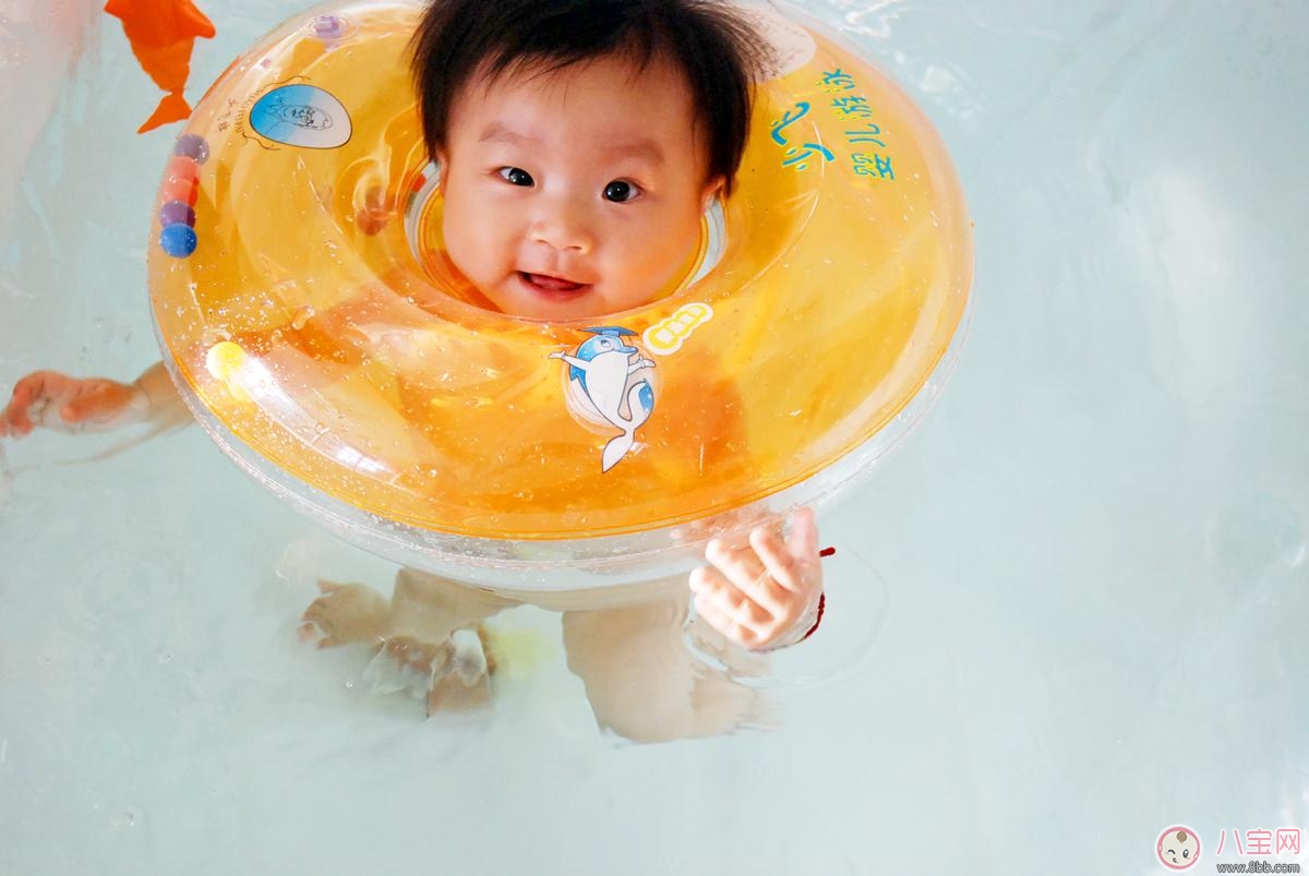 咘咘和Bo妞游泳 寶寶室內游泳的好處