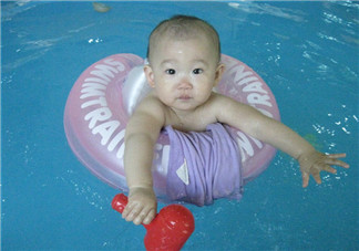 咘咘和Bo妞游泳 寶寶室內游泳的好處