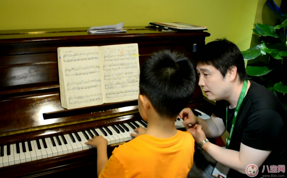 小魚兒彈奏鋼琴有模有樣 孩子學鋼琴到底好不好 小魚兒彈奏鋼琴有模有樣 孩子學鋼琴到底好不好