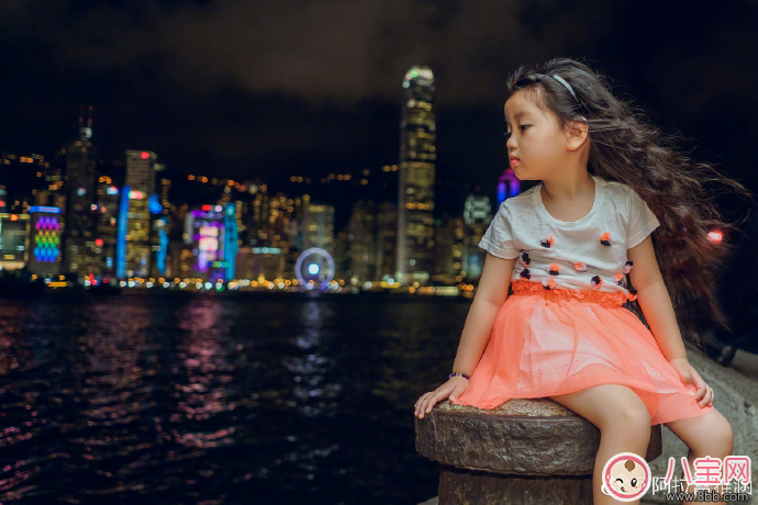 萌寶阿拉蕾垃圾丟進(jìn)垃圾桶 孩子環(huán)境意識從小培養(yǎng)